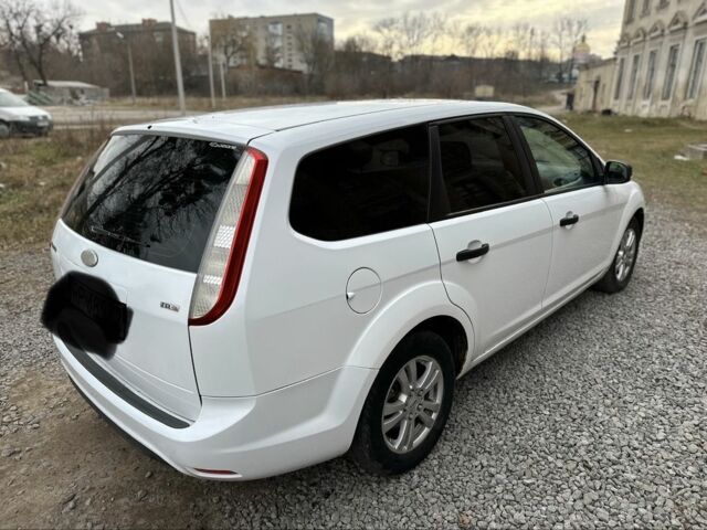 Белый Форд Фокус, объемом двигателя 1.6 л и пробегом 285 тыс. км за 2999 $, фото 3 на Automoto.ua