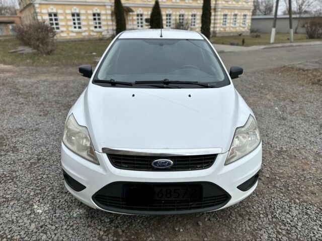 Белый Форд Фокус, объемом двигателя 1.6 л и пробегом 285 тыс. км за 2999 $, фото 1 на Automoto.ua