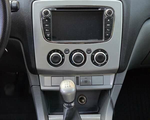 Белый Форд Фокус, объемом двигателя 1.6 л и пробегом 290 тыс. км за 5600 $, фото 13 на Automoto.ua