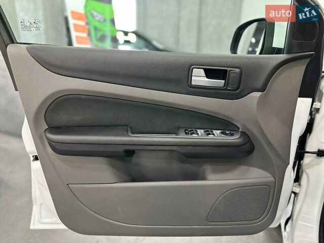 Білий Форд Фокус, об'ємом двигуна 1.6 л та пробігом 198 тис. км за 6999 $, фото 12 на Automoto.ua