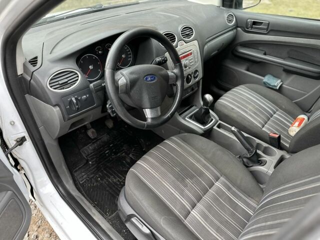 Белый Форд Фокус, объемом двигателя 1.6 л и пробегом 285 тыс. км за 2999 $, фото 4 на Automoto.ua