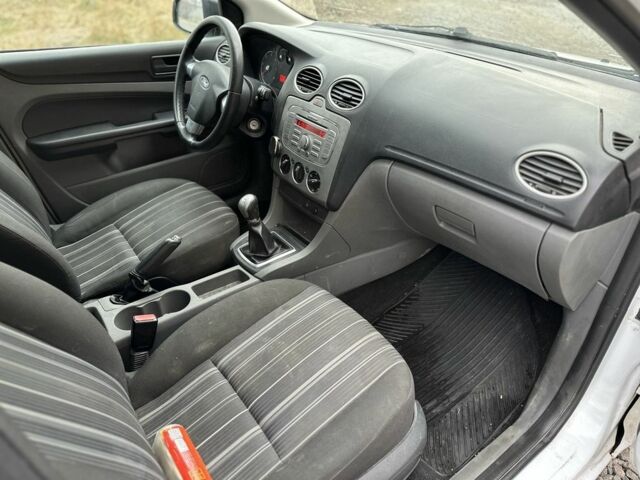 Белый Форд Фокус, объемом двигателя 1.6 л и пробегом 285 тыс. км за 2999 $, фото 6 на Automoto.ua