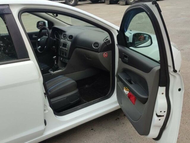Білий Форд Фокус, об'ємом двигуна 2 л та пробігом 260 тис. км за 5000 $, фото 5 на Automoto.ua