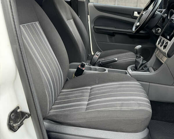 Форд Фокус 2009 в Одессе на Automoto.ua Белый Форд Фокус, объемом двигателя 1.6 л и пробегом 228 тыс. км за 6800 $, фото 17 на Automoto.ua