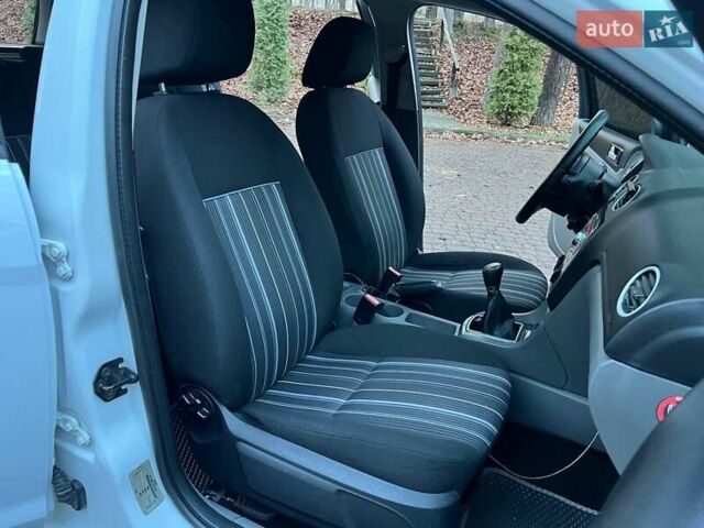 Білий Форд Фокус, об'ємом двигуна 1.6 л та пробігом 297 тис. км за 5299 $, фото 45 на Automoto.ua