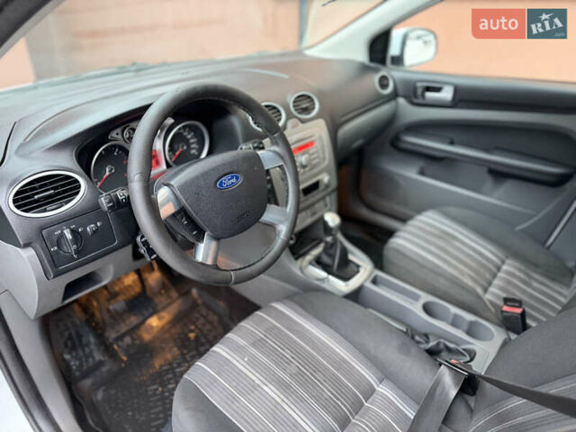 Білий Форд Фокус, об'ємом двигуна 1.6 л та пробігом 355 тис. км за 3650 $, фото 8 на Automoto.ua