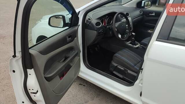 Белый Форд Фокус, объемом двигателя 2.01 л и пробегом 250 тыс. км за 6200 $, фото 6 на Automoto.ua