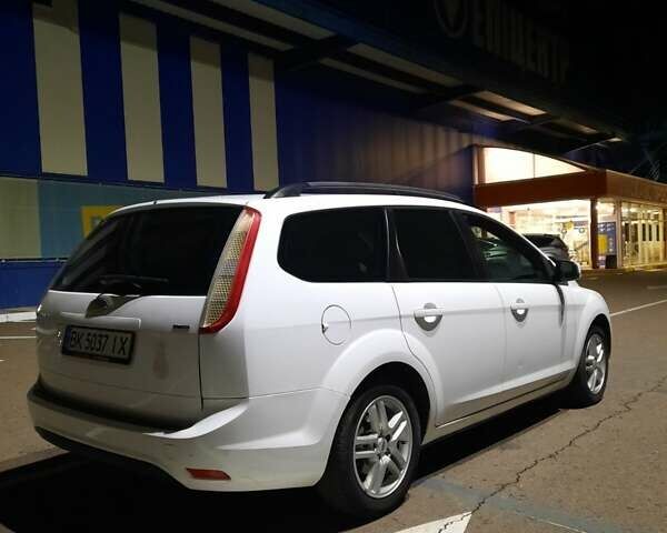 Белый Форд Фокус, объемом двигателя 1.6 л и пробегом 286 тыс. км за 5300 $, фото 2 на Automoto.ua