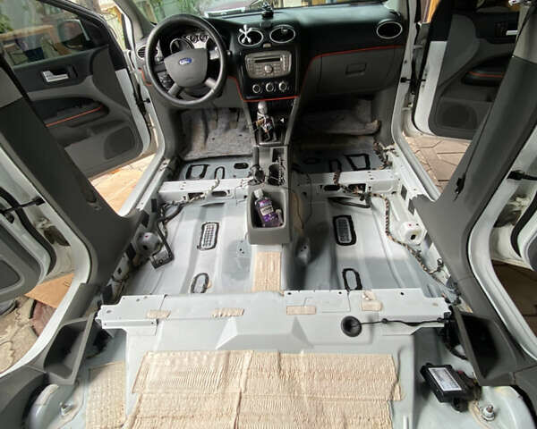 Білий Форд Фокус, об'ємом двигуна 1.6 л та пробігом 235 тис. км за 6100 $, фото 19 на Automoto.ua