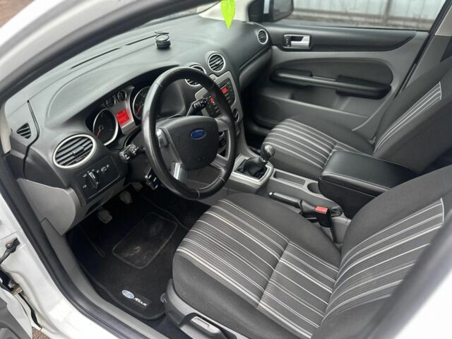 Белый Форд Фокус, объемом двигателя 1.6 л и пробегом 211 тыс. км за 5600 $, фото 4 на Automoto.ua