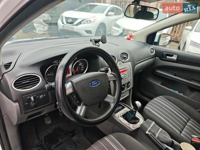 Білий Форд Фокус, об'ємом двигуна 1.6 л та пробігом 236 тис. км за 5990 $, фото 17 на Automoto.ua