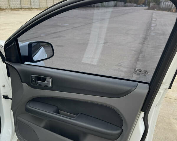 Форд Фокус 2009 в Одессе на Automoto.ua Белый Форд Фокус, объемом двигателя 1.6 л и пробегом 228 тыс. км за 6800 $, фото 15 на Automoto.ua