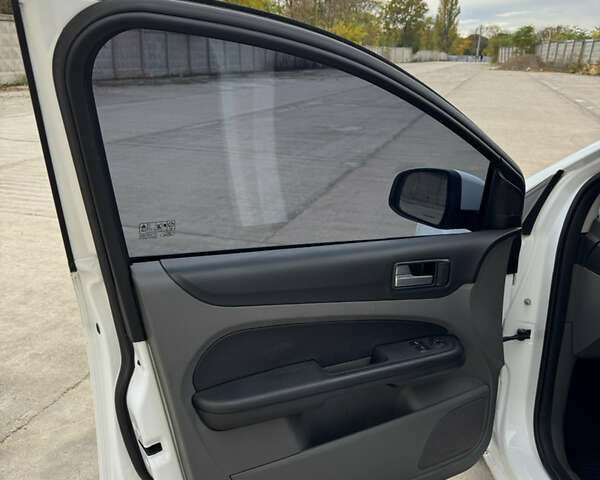 Форд Фокус 2009 в Одессе на Automoto.ua Белый Форд Фокус, объемом двигателя 1.6 л и пробегом 228 тыс. км за 6800 $, фото 11 на Automoto.ua