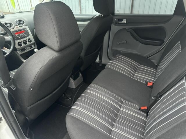 Белый Форд Фокус, объемом двигателя 1.6 л и пробегом 211 тыс. км за 5600 $, фото 7 на Automoto.ua