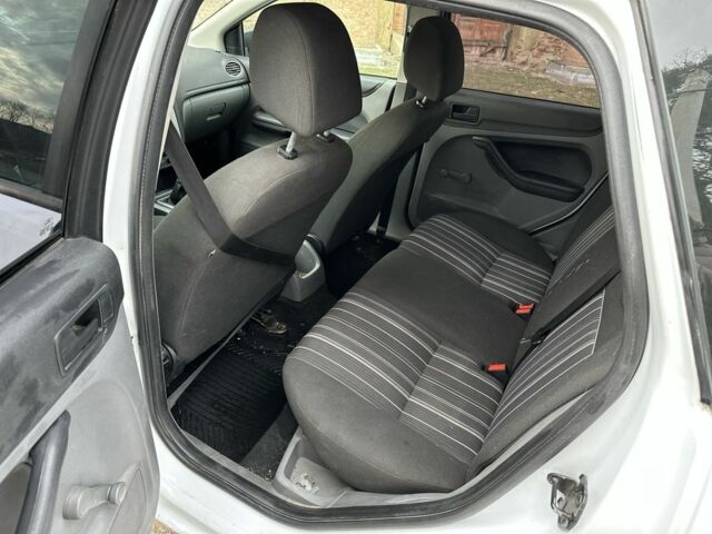 Белый Форд Фокус, объемом двигателя 1.6 л и пробегом 285 тыс. км за 2999 $, фото 5 на Automoto.ua