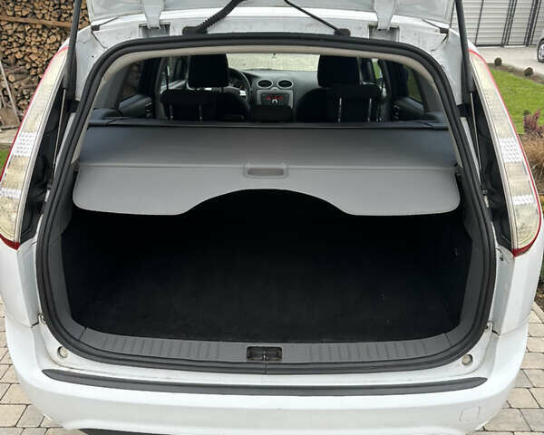 Белый Форд Фокус, объемом двигателя 1.6 л и пробегом 221 тыс. км за 6500 $, фото 17 на Automoto.ua