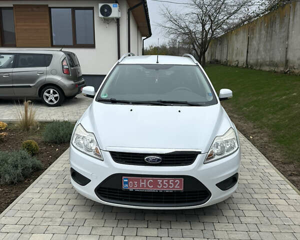 Белый Форд Фокус, объемом двигателя 1.6 л и пробегом 221 тыс. км за 6500 $, фото 1 на Automoto.ua