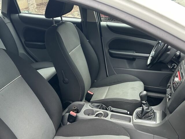 Белый Форд Фокус, объемом двигателя 1.6 л и пробегом 200 тыс. км за 1999 $, фото 14 на Automoto.ua