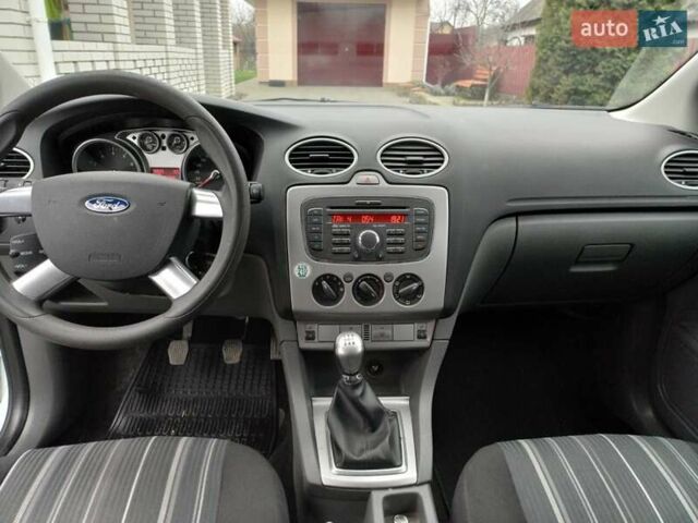 Белый Форд Фокус, объемом двигателя 1.6 л и пробегом 180 тыс. км за 6300 $, фото 5 на Automoto.ua