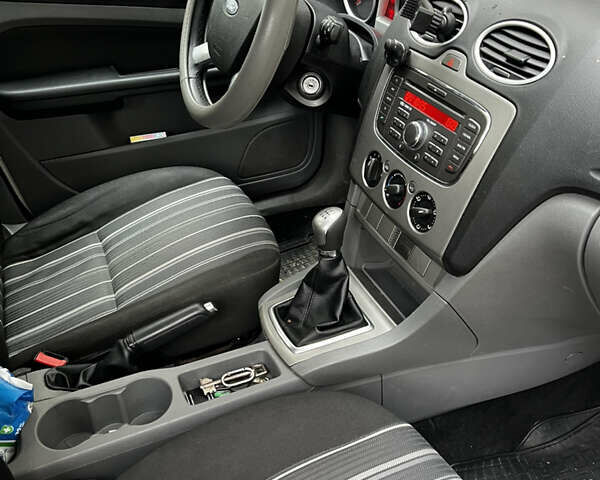 Білий Форд Фокус, об'ємом двигуна 1.6 л та пробігом 280 тис. км за 4500 $, фото 5 на Automoto.ua