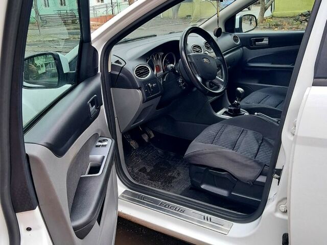 Белый Форд Фокус, объемом двигателя 2 л и пробегом 310 тыс. км за 4700 $, фото 2 на Automoto.ua