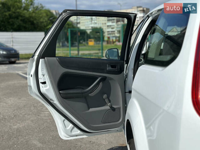 Білий Форд Фокус, об'ємом двигуна 1.56 л та пробігом 311 тис. км за 4700 $, фото 48 на Automoto.ua