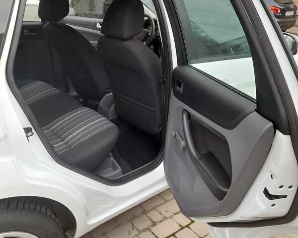 Белый Форд Фокус, объемом двигателя 1.56 л и пробегом 250 тыс. км за 6200 $, фото 9 на Automoto.ua