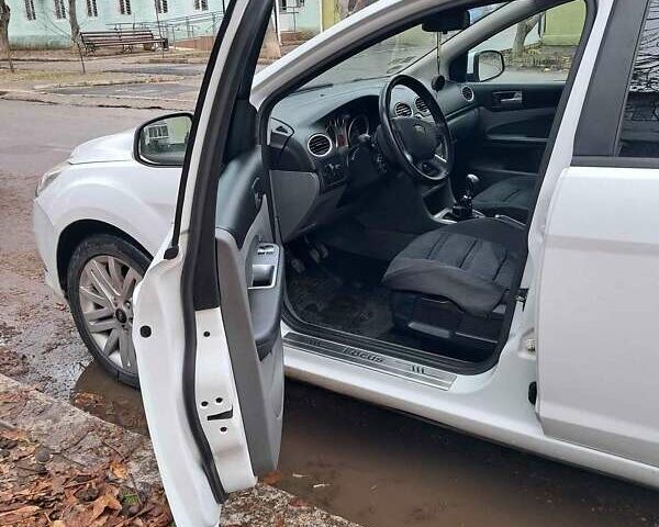 Белый Форд Фокус, объемом двигателя 2 л и пробегом 310 тыс. км за 4700 $, фото 10 на Automoto.ua