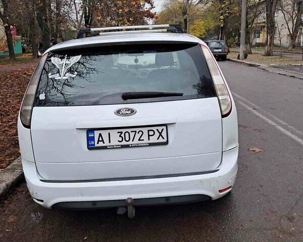 Белый Форд Фокус, объемом двигателя 2 л и пробегом 310 тыс. км за 4700 $, фото 1 на Automoto.ua