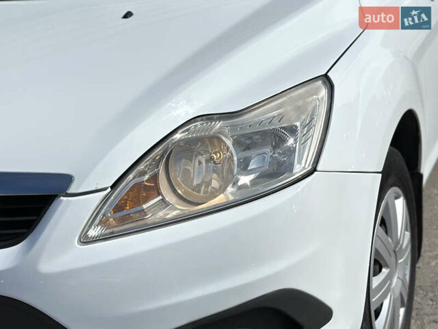 Білий Форд Фокус, об'ємом двигуна 1.56 л та пробігом 311 тис. км за 4700 $, фото 5 на Automoto.ua
