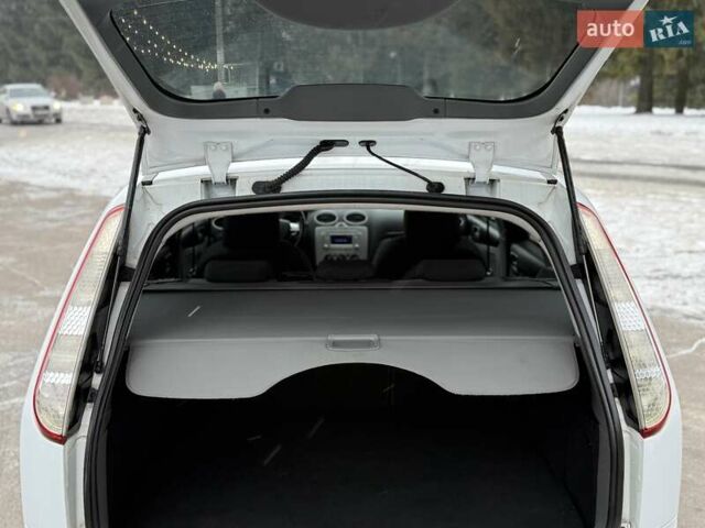 Білий Форд Фокус, об'ємом двигуна 2 л та пробігом 280 тис. км за 5450 $, фото 25 на Automoto.ua