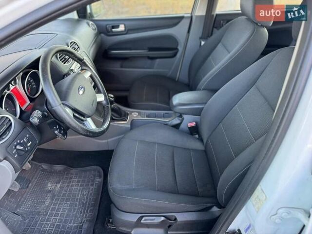 Белый Форд Фокус, объемом двигателя 1.6 л и пробегом 280 тыс. км за 5499 $, фото 3 на Automoto.ua