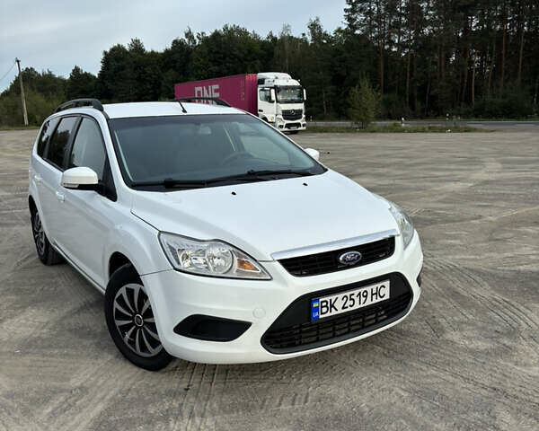 Белый Форд Фокус, объемом двигателя 1.56 л и пробегом 275 тыс. км за 5300 $, фото 4 на Automoto.ua