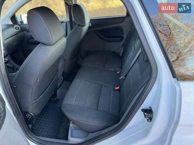 Белый Форд Фокус, объемом двигателя 1.6 л и пробегом 280 тыс. км за 5499 $, фото 13 на Automoto.ua