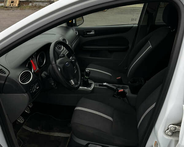 Белый Форд Фокус, объемом двигателя 1.6 л и пробегом 234 тыс. км за 6200 $, фото 15 на Automoto.ua