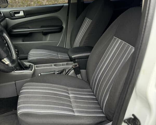 Белый Форд Фокус, объемом двигателя 1.6 л и пробегом 230 тыс. км за 5600 $, фото 15 на Automoto.ua