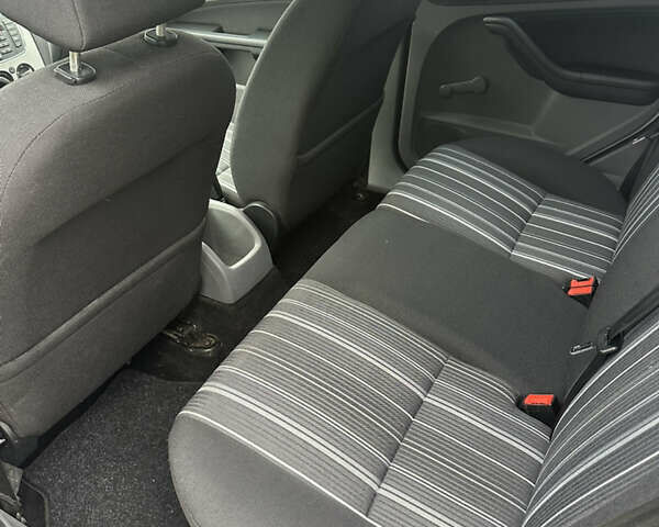 Белый Форд Фокус, объемом двигателя 1.6 л и пробегом 221 тыс. км за 6500 $, фото 16 на Automoto.ua