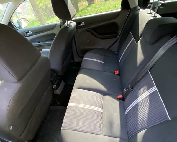 Белый Форд Фокус, объемом двигателя 1.6 л и пробегом 240 тыс. км за 6300 $, фото 6 на Automoto.ua