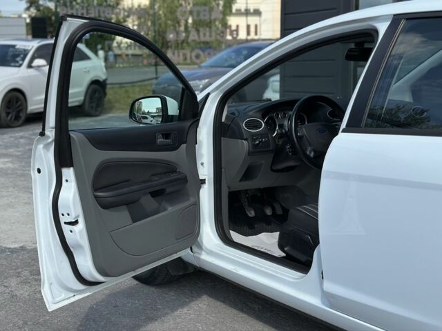Форд Фокус 2010 в Львове на Automoto.ua Белый Форд Фокус, объемом двигателя 1.6 л и пробегом 311 тыс. км за 5500 $, фото 10 на Automoto.ua