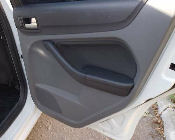 Белый Форд Фокус, объемом двигателя 1.6 л и пробегом 292 тыс. км за 6500 $, фото 10 на Automoto.ua