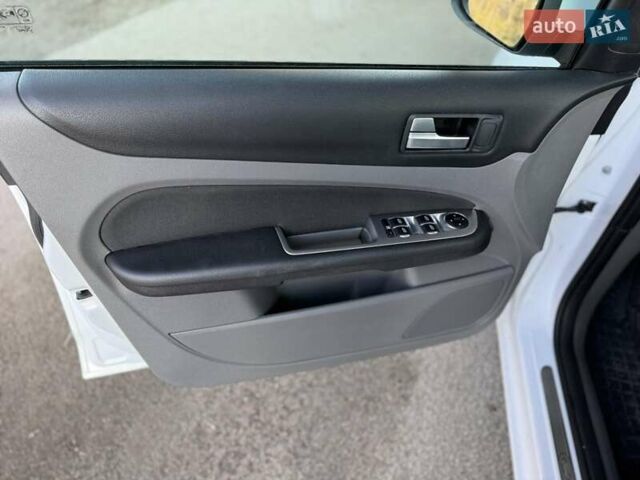 Белый Форд Фокус, объемом двигателя 1.6 л и пробегом 280 тыс. км за 5499 $, фото 14 на Automoto.ua