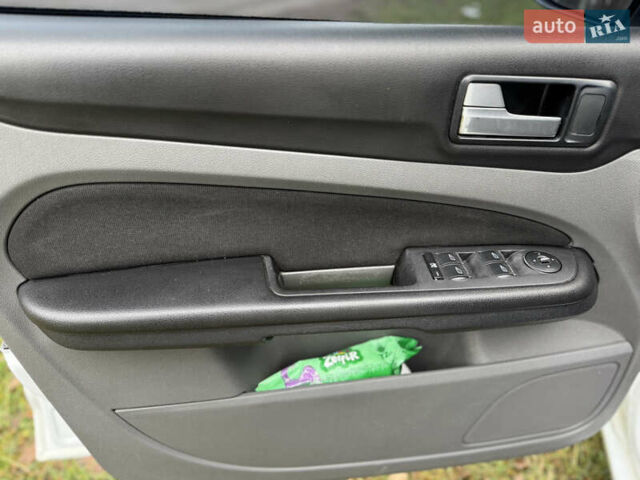 Белый Форд Фокус, объемом двигателя 1.6 л и пробегом 231 тыс. км за 4899 $, фото 20 на Automoto.ua