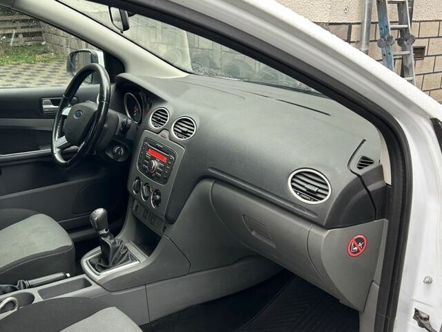 Белый Форд Фокус, объемом двигателя 1.6 л и пробегом 200 тыс. км за 1999 $, фото 11 на Automoto.ua