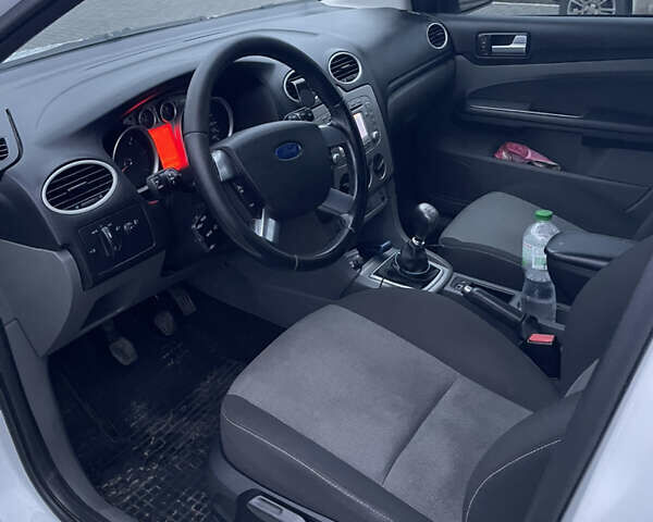 Белый Форд Фокус, объемом двигателя 2 л и пробегом 323 тыс. км за 6250 $, фото 4 на Automoto.ua