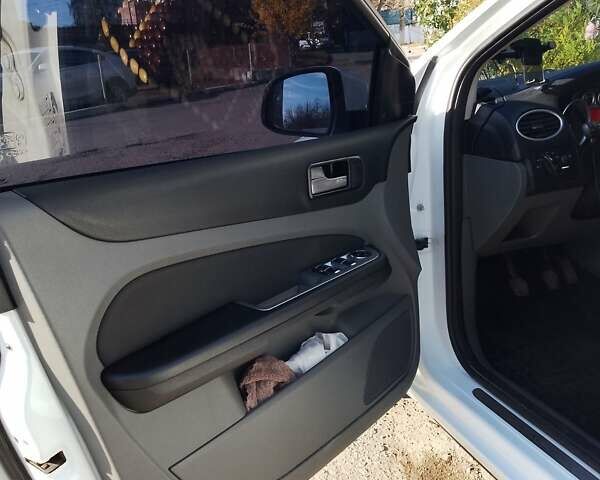 Белый Форд Фокус, объемом двигателя 1.6 л и пробегом 292 тыс. км за 6500 $, фото 8 на Automoto.ua