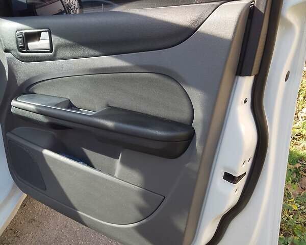 Белый Форд Фокус, объемом двигателя 1.6 л и пробегом 292 тыс. км за 6500 $, фото 12 на Automoto.ua