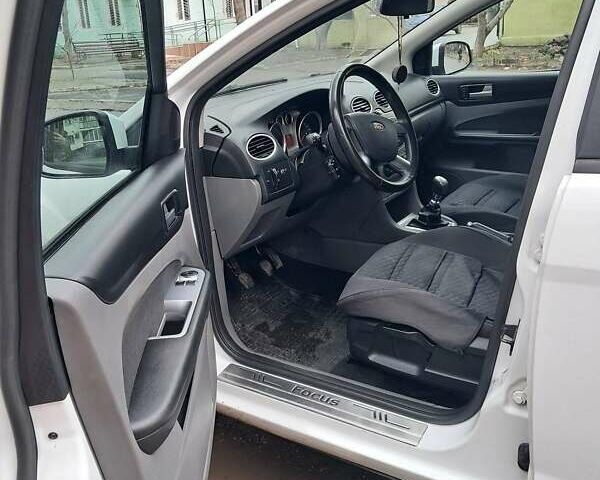 Белый Форд Фокус, объемом двигателя 2 л и пробегом 310 тыс. км за 4700 $, фото 7 на Automoto.ua