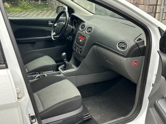 Белый Форд Фокус, объемом двигателя 1.6 л и пробегом 200 тыс. км за 1999 $, фото 10 на Automoto.ua