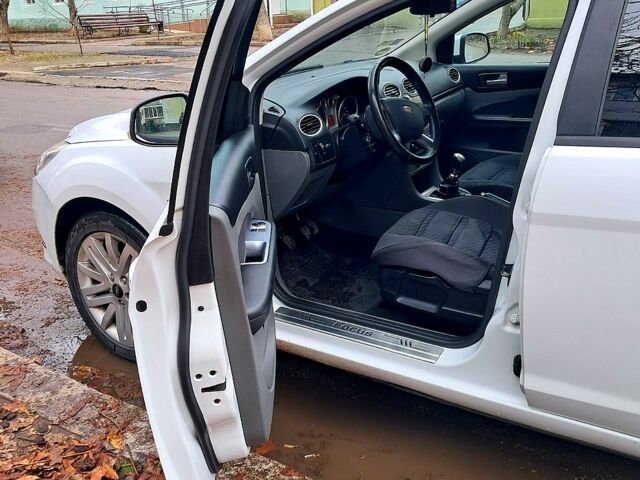 Белый Форд Фокус, объемом двигателя 2 л и пробегом 310 тыс. км за 4700 $, фото 1 на Automoto.ua