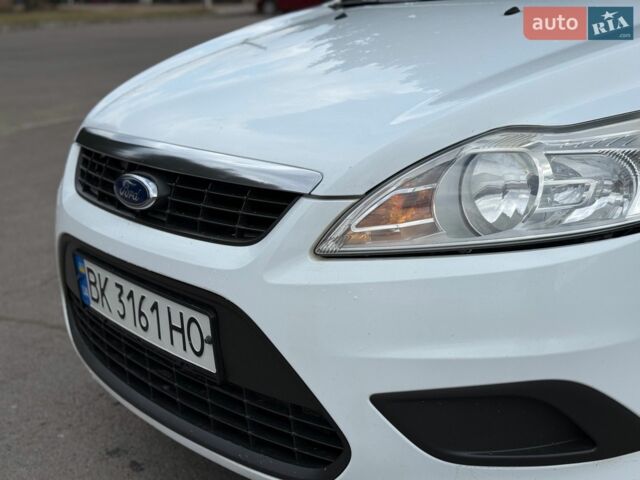 Білий Форд Фокус, об'ємом двигуна 2 л та пробігом 280 тис. км за 4999 $, фото 5 на Automoto.ua